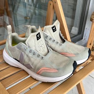 Very sneakers no laces